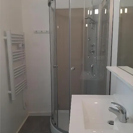 Guest house Spacieuse Avec Salon Et Salle De Bain Sur Le Port De La Rochelle